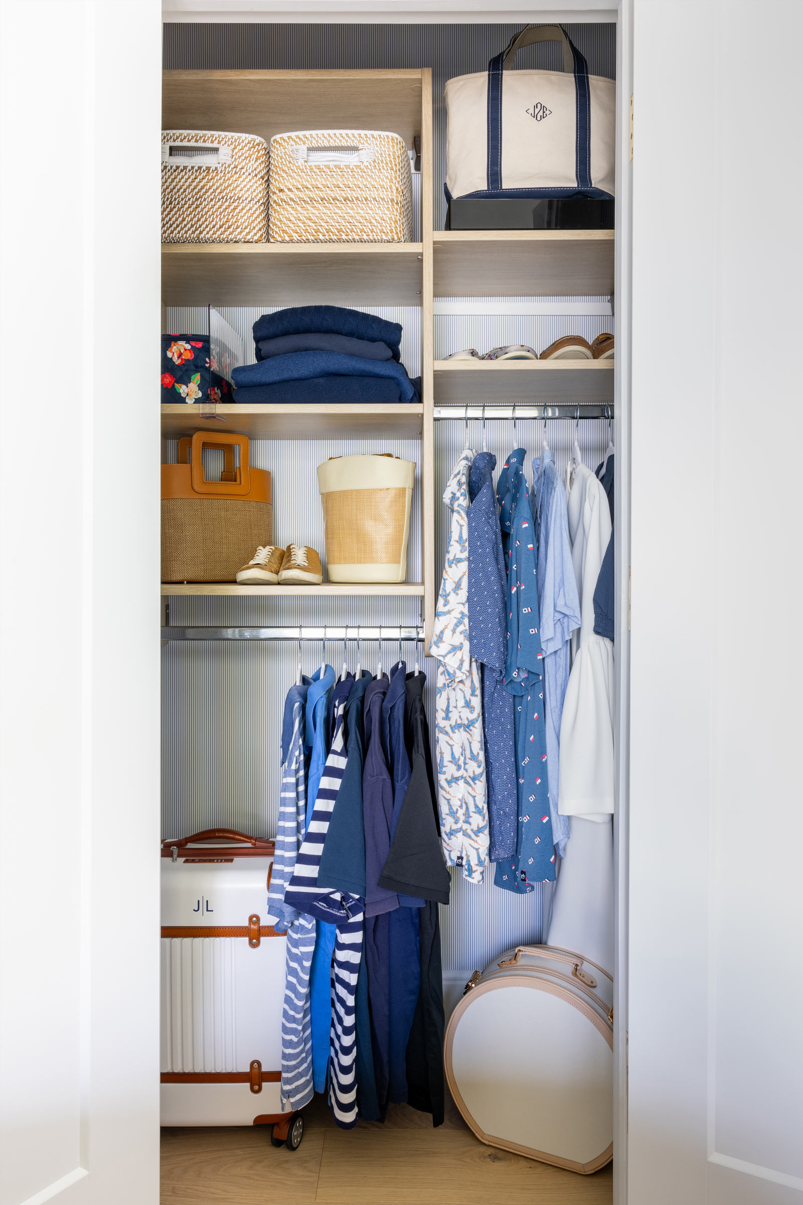 Small Closet Built In System